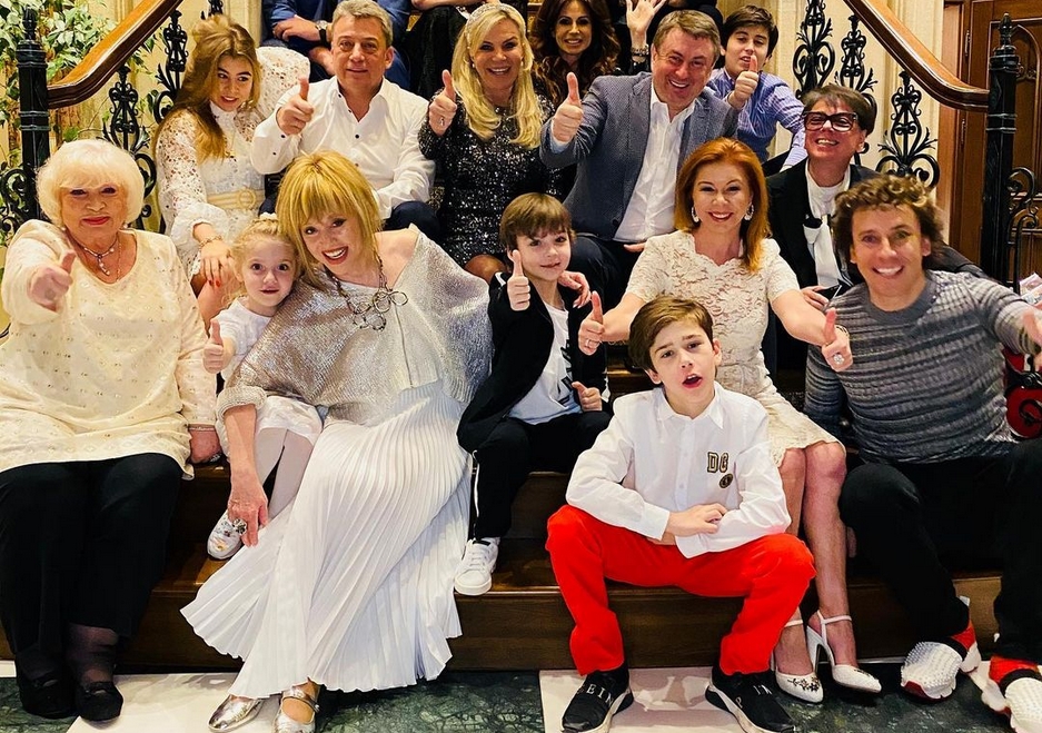 Танцующая Пугачева, Тимати с Шишковой и диско 80-х от Бабкиной: как звезды отметили Новый год