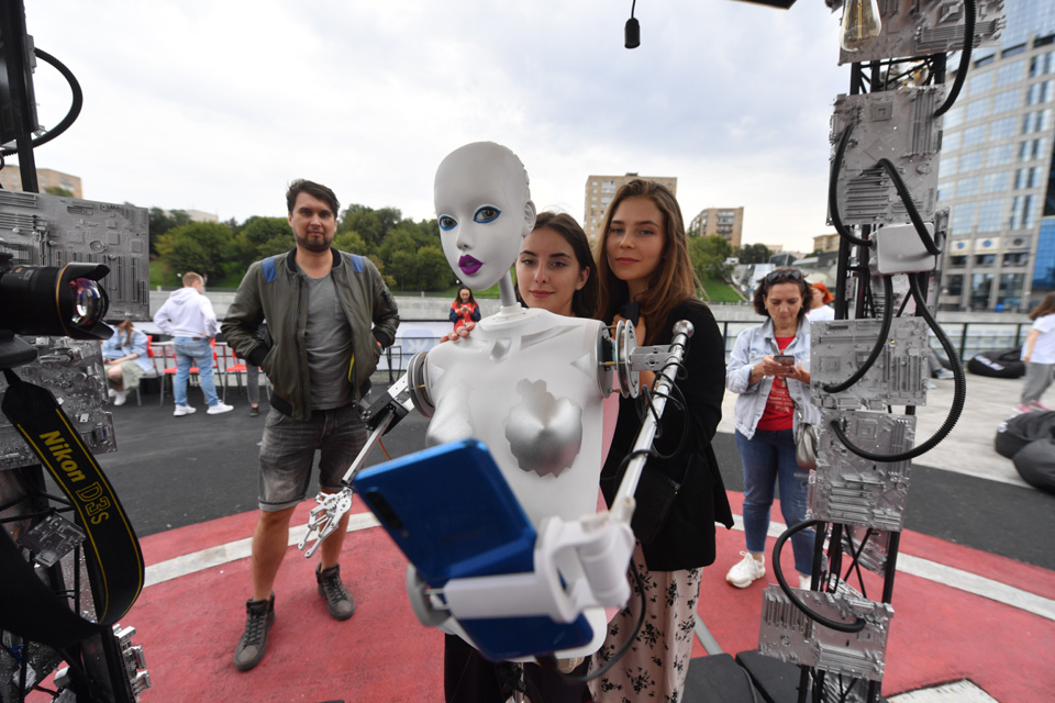 На теплоходе и с зоной 18+: как проходит фестиваль Geek Picnic в Москве 2021