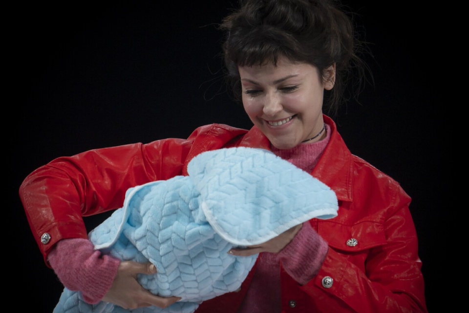 «Подглядывание в бинокль за окнами»: чем разочаровал спектакль «Этот ребенок» театра Сатиры