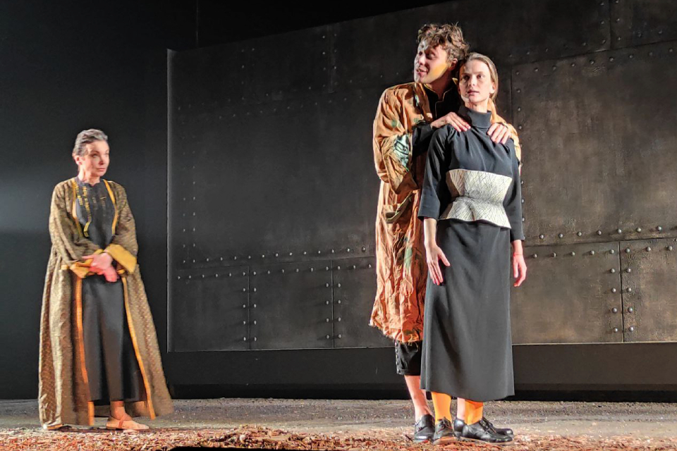 Рецензия на спектакль «Мещане» в Современнике: Александр Балуев в классической постановке по Максиму Горькому