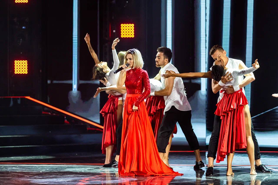 Яна Вайновская в образе Полины Гагариной победила в шоу «Ярче звезд»