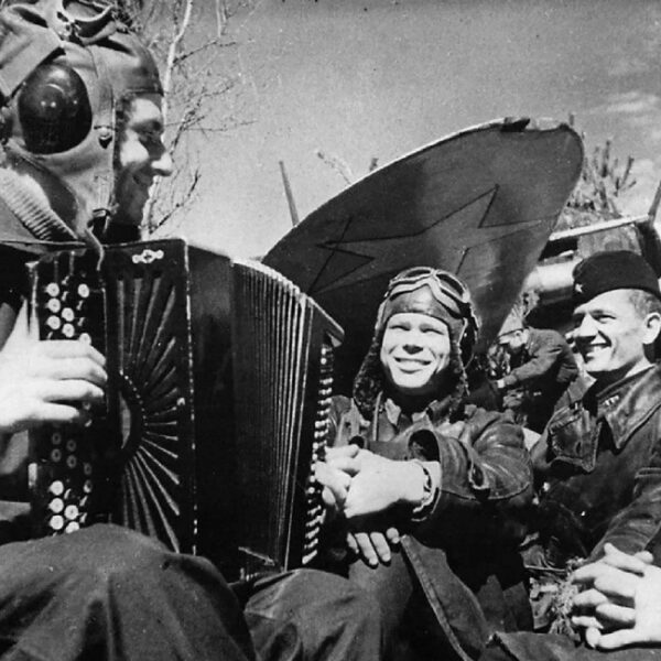 Фотовыставка «Музыка Победы» в сквере Московского метро