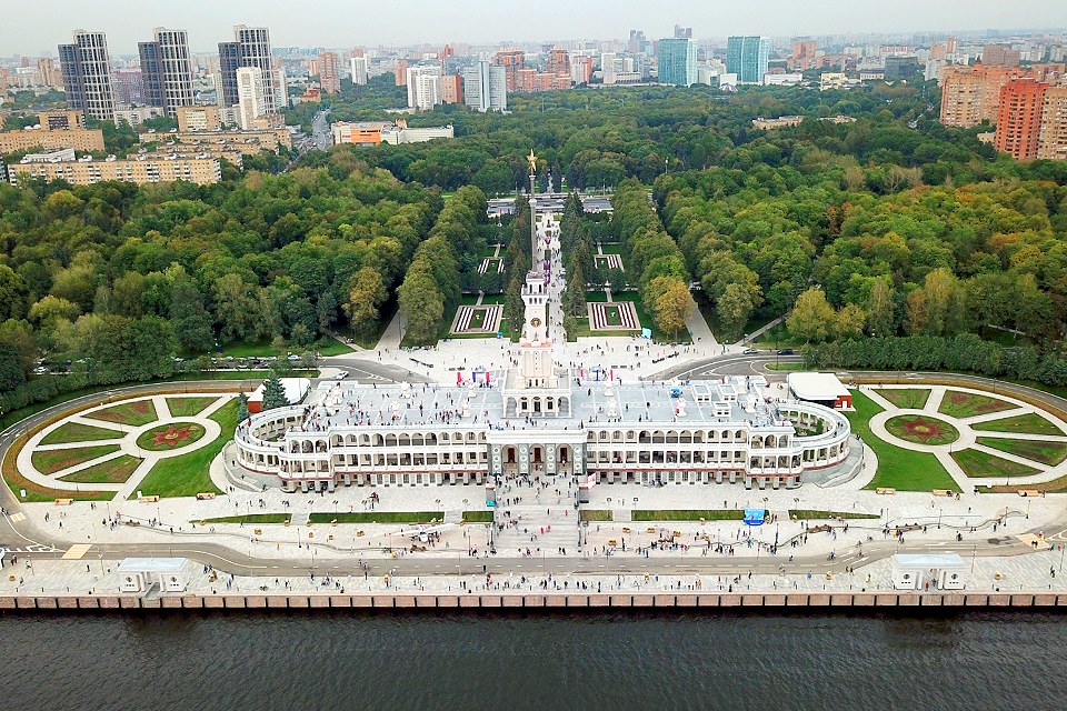 Летний кинотеатр на Северном речном вокзале