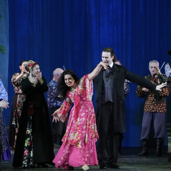 Спектакль «Трудное счастье» в театре «Ромэн»