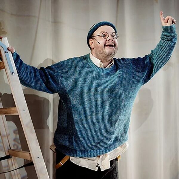 Спектакль «Кит плывет на север»