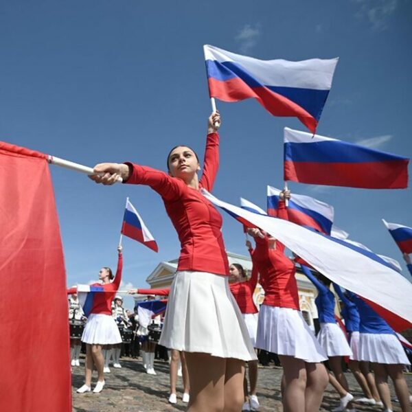 Куда сходить на День России 2025 в Санкт-Петербурге: фестиваль цветов, Бал национальностей и «Фолк пикник»