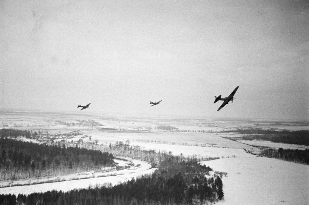 Советские самолёты облетают вражеские позиции под Москвой, декабрь 1941 года