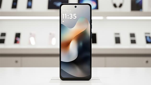 Motorola Moto G56. Фото: Ян Ляпин / Нейросеть