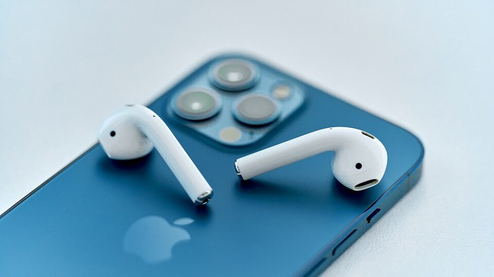 Отследить наушники airpods по геолокации. Как айфоном найти наушники беспроводные. Как айфоном найти наушники беспроводные. Аирподсы геолокация. Как айфоном найти наушники беспроводные.