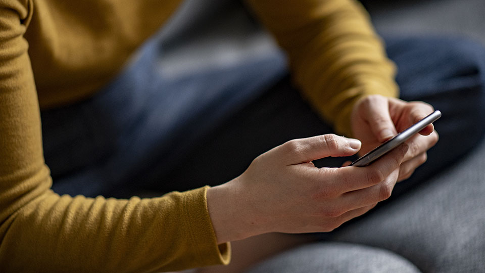 16 лучших компактных смартфонов в 2025 году