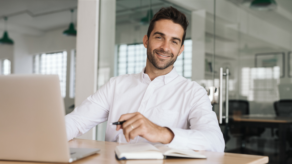 150+ идей, что подарить начальнику на 23 Февраля в 2026 году