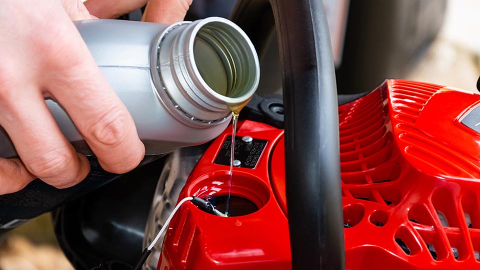 12 лучших масел для бензопил в 2025 году