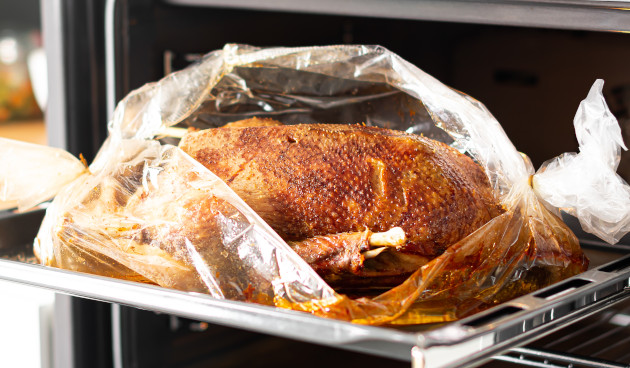 Гусь с черносливом в рукаве для запекания