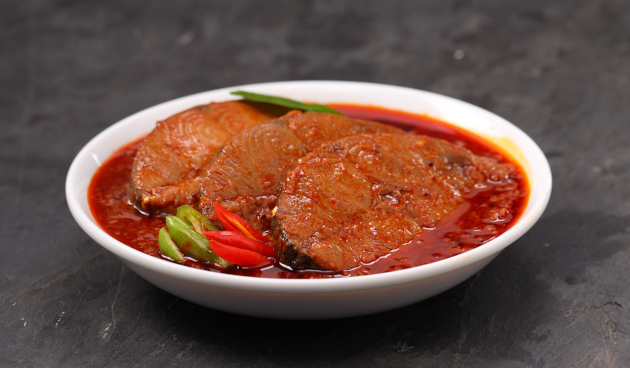 Ломтики рыбы, тушеные в чае ройбуш