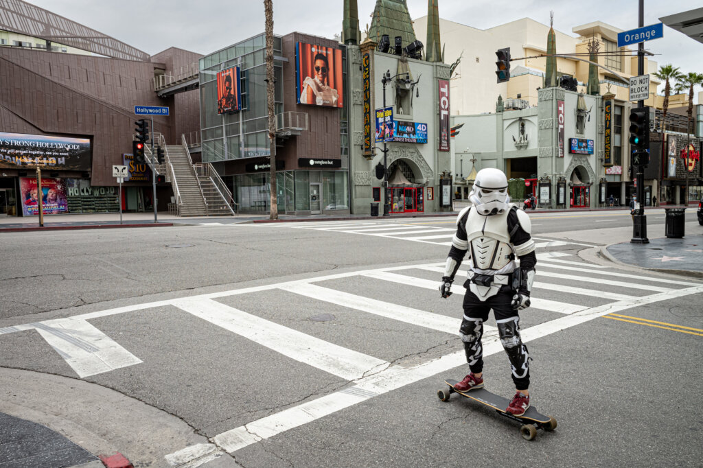 Как живет Голливуд по новым правилам: измерил температуру, сдал тест, прошел тренинг, надел маску – можешь работать