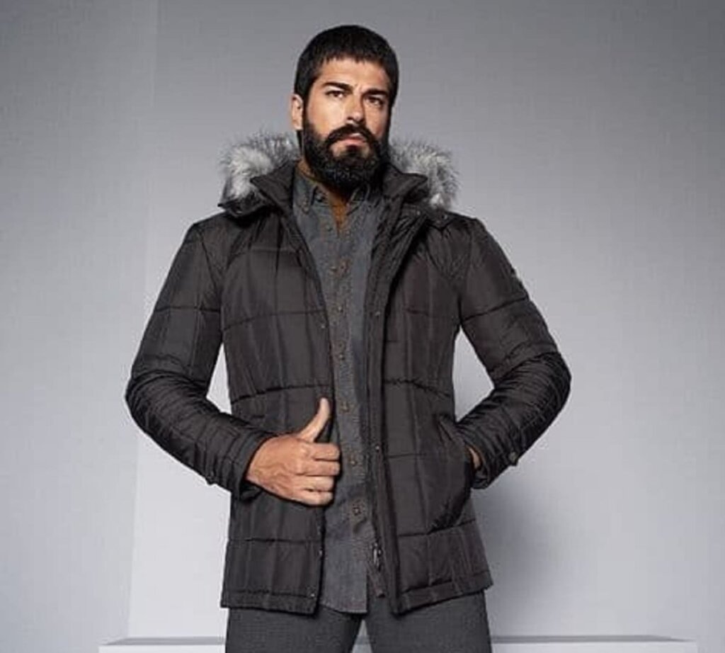 Бурак Хан – двойник Бурака Озчивита, которого очень не любит актер