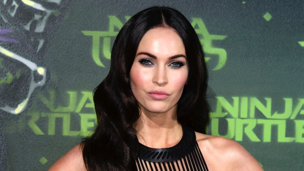 Меган Фокс показала новую грудь, которой нет и года