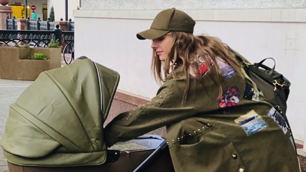 Ставшая мамой Лиза Арзамасова рассказала, как ее страшно обзывают