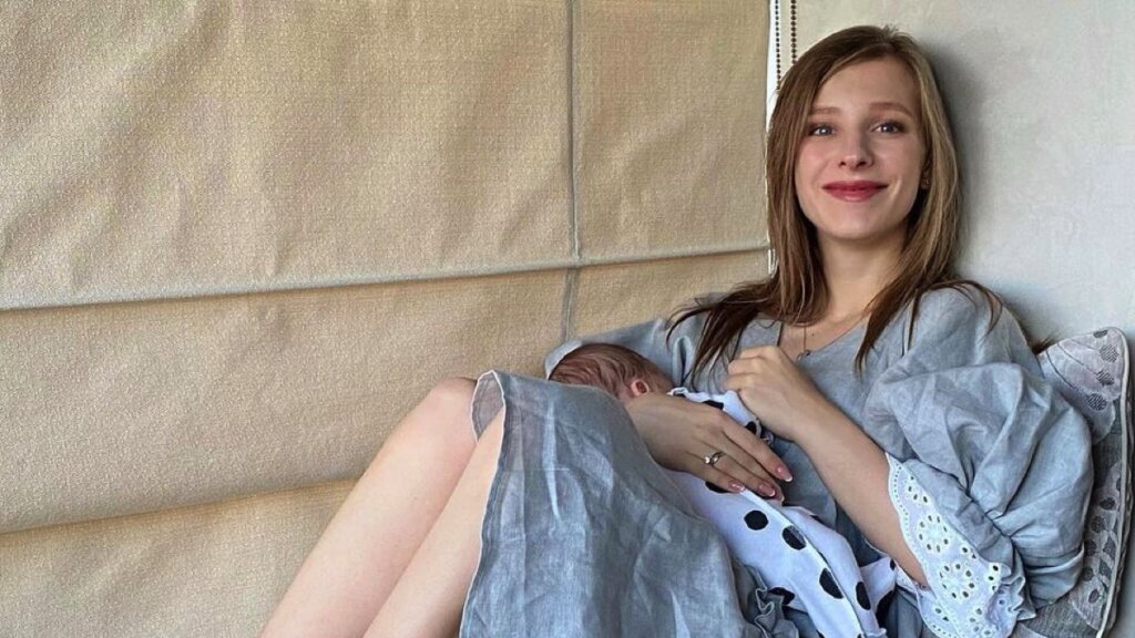 Лиза Арзамасова рассказала об увлечениях полуторамесячного сына Льва