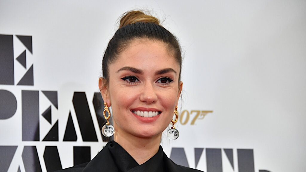 Агата Муцениеце станет многодетной мамой