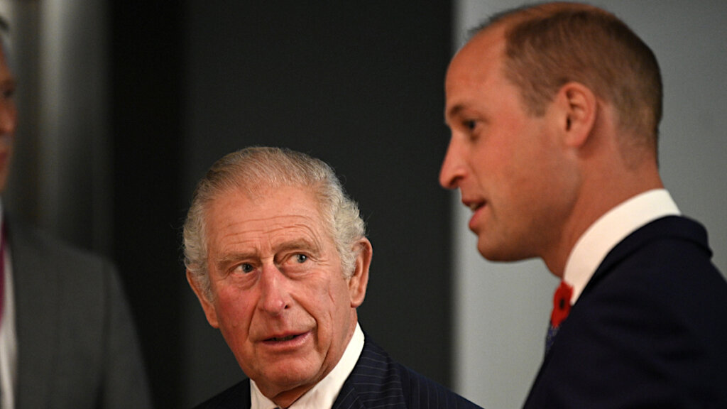 Переболевший ковидом принц Чарльз вышел в свет и взбесил британцев