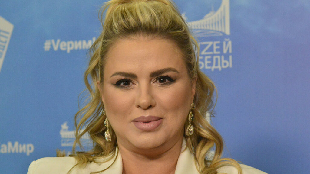 Располневшая после липосакции Анна Семенович легла в клинику