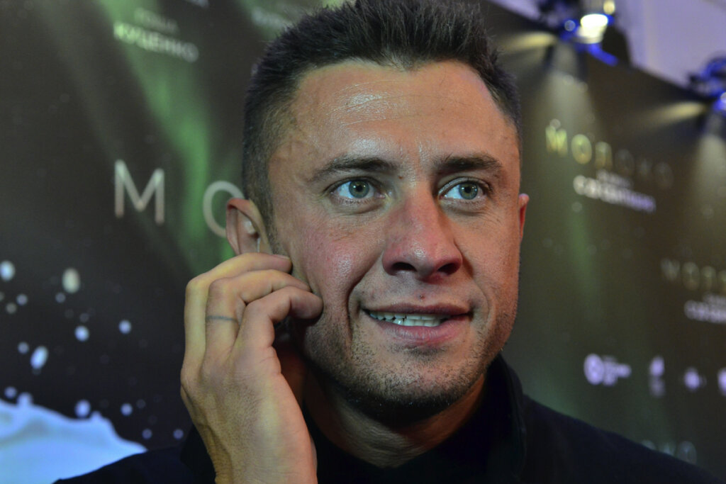 Прилучный показал обручальное кольцо на фоне странных заявлений Карпович