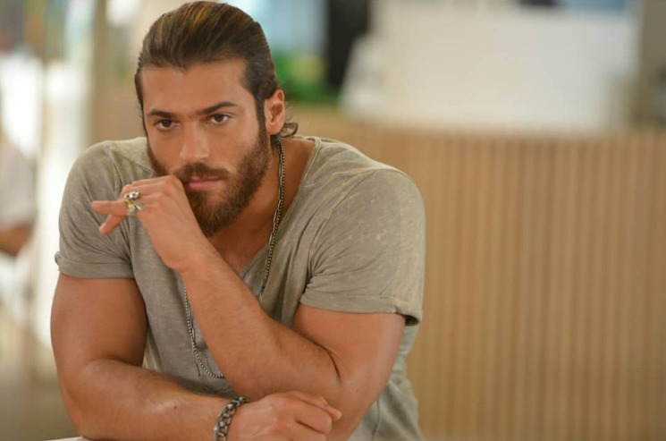 Джан Яман оказался в центре унизительного скандала на премьерной вечеринке платформы Disney+