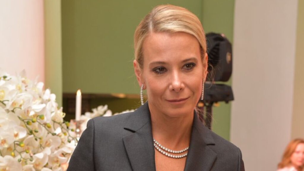 48-летняя Юлия Высоцкая показала фигуру в черном купальнике