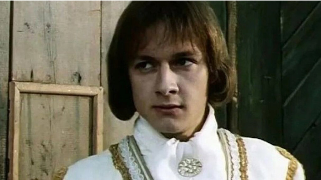 На пике славы ушел из кино, враждовал со Светланой Дружининой: как живет звезда «Гардемаринов» Владимир Шевельков