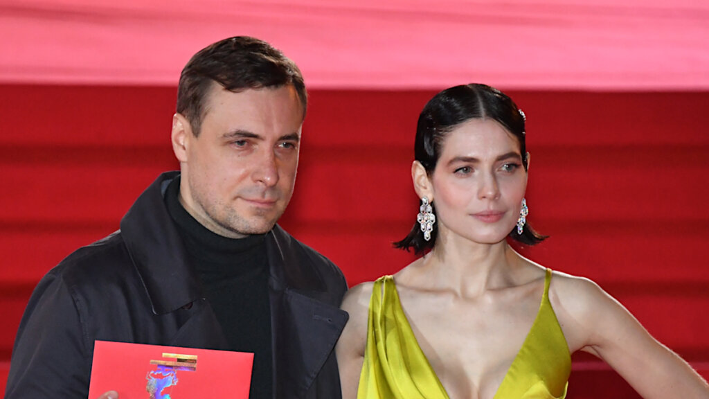 Евгений Цыганов и Юлия Снигирь отказались уезжать из России