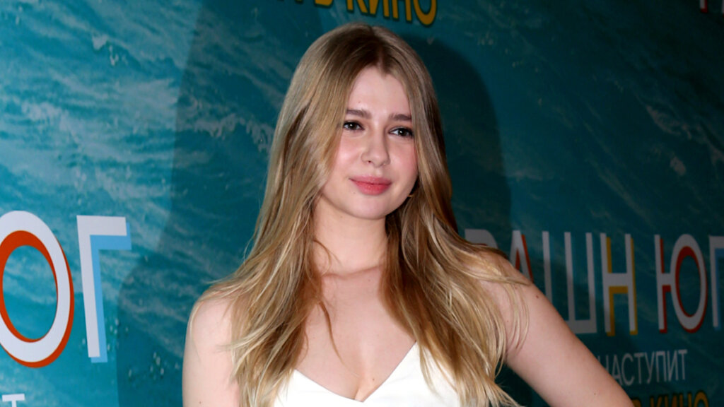 Резко похудевшая после родов Анастасия Уколова напугала публику изможденным видом