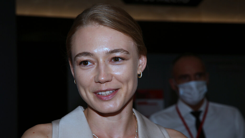 Оксана Акиньшина вышла в свет и обнималась с известным актером