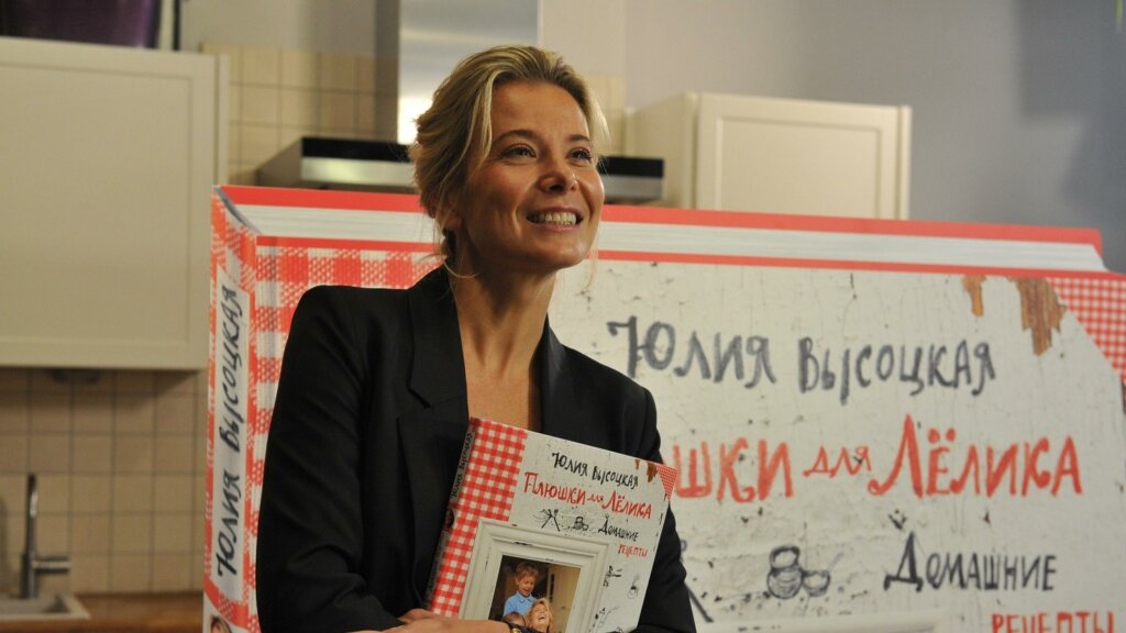 Юлия Высоцкая сбежала из страны из-за критики