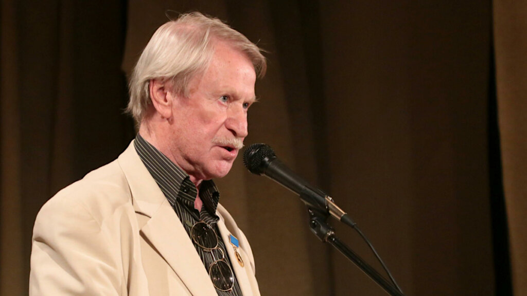 К 92-летнему актеру Ивану Краско переехала 28-летняя помощница