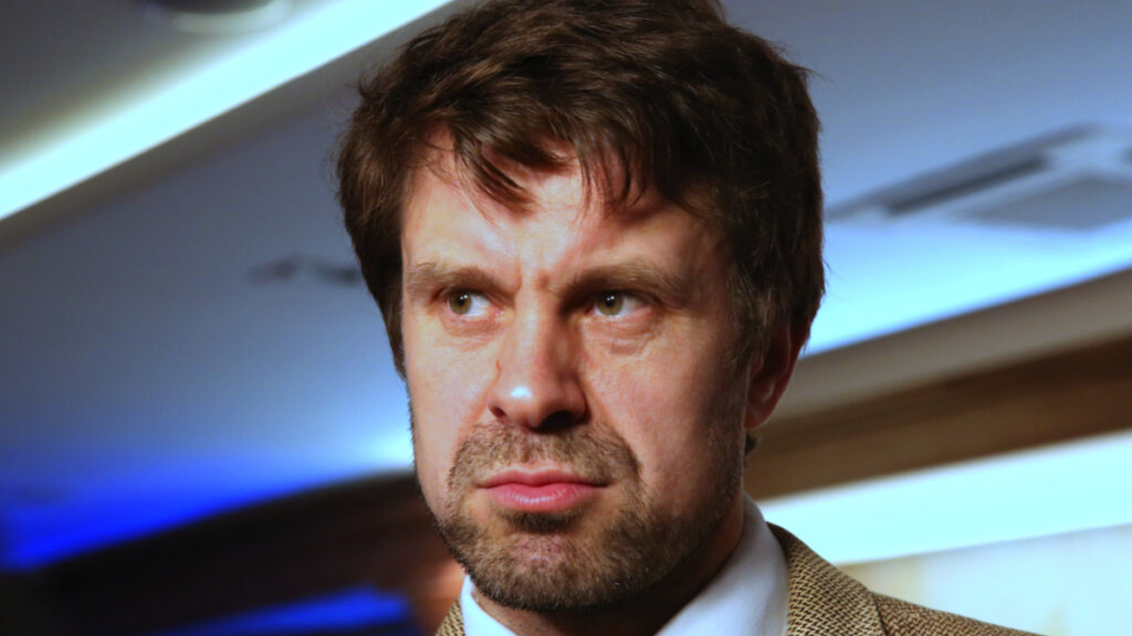 Крутил роман с Анной Ковальчук, женился в 40 лет: как живет закрытый артист Сергей Перегудов