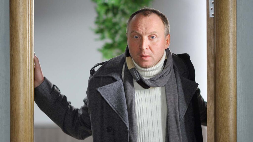 Голод, развод родителей, громкая актерская фамилия и «романы с Булановой»: Олег Алмазов много лет живет с одной женщиной