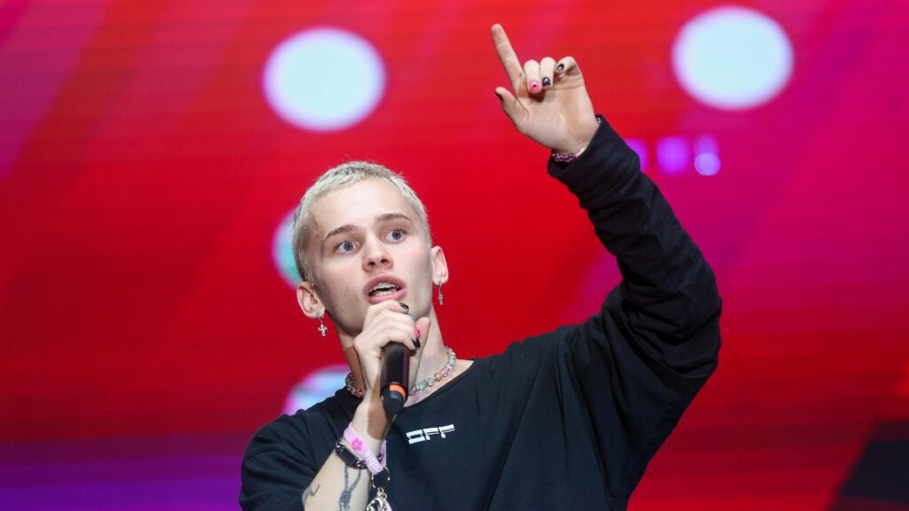 Оскар Кучера врезал Дане Милохину, спевшему гимн Украины