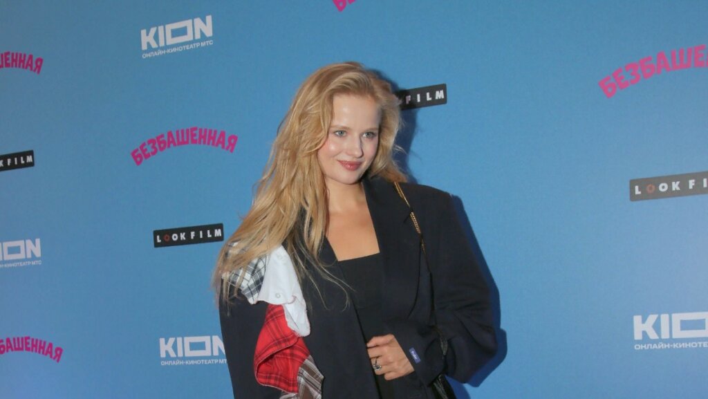 В подъезде и без штанов: Новые фотографии Александры Бортич шокировали