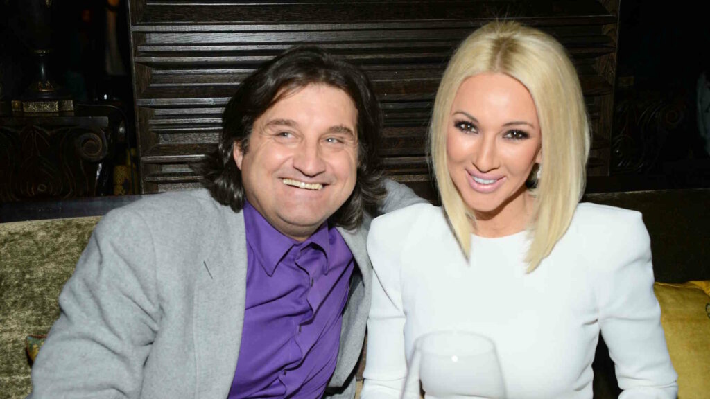 Іш киімдегі жалаңаш әйелдер