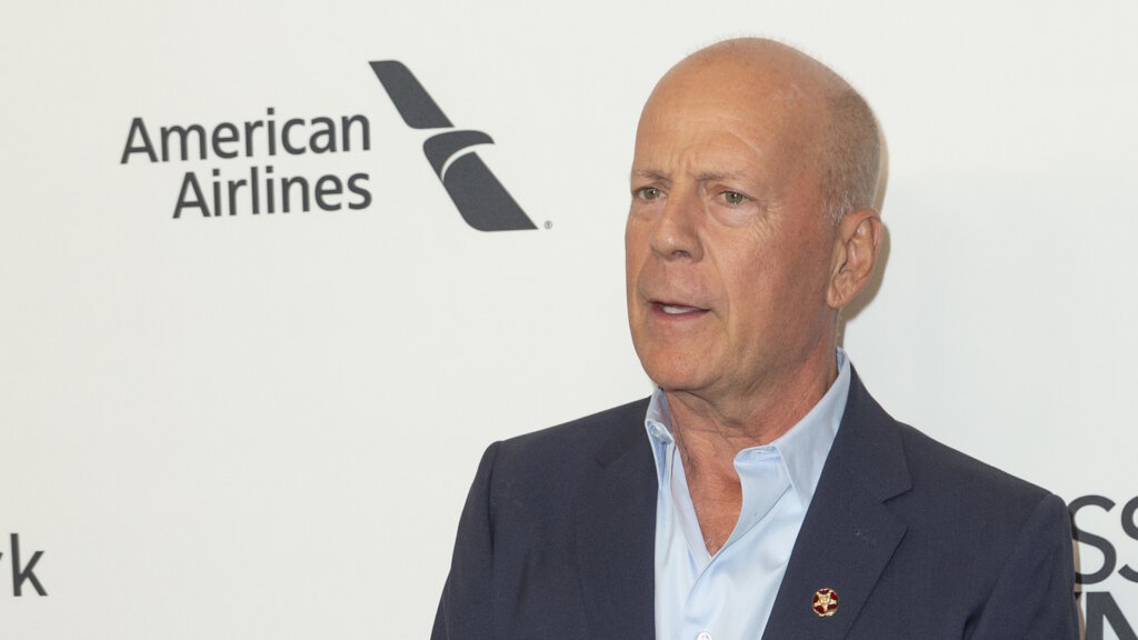 Мило улыбался в объятьях дочерей: тяжелобольной Брюс Уиллис отметил праздник в кругу семьи