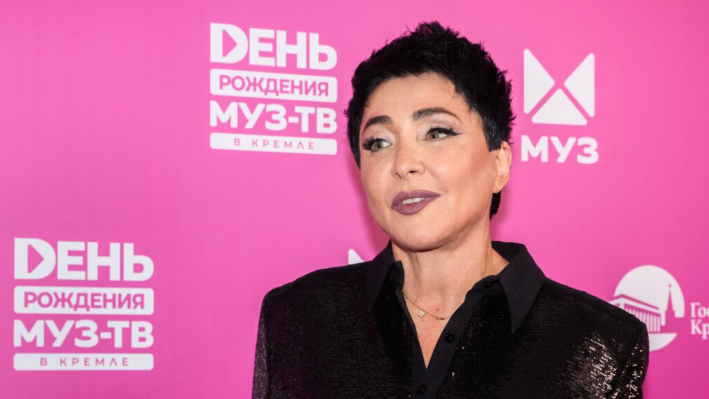 Счастливую Лолиту нашли в Дубае в цветном купальнике рядом с известным дизайнером