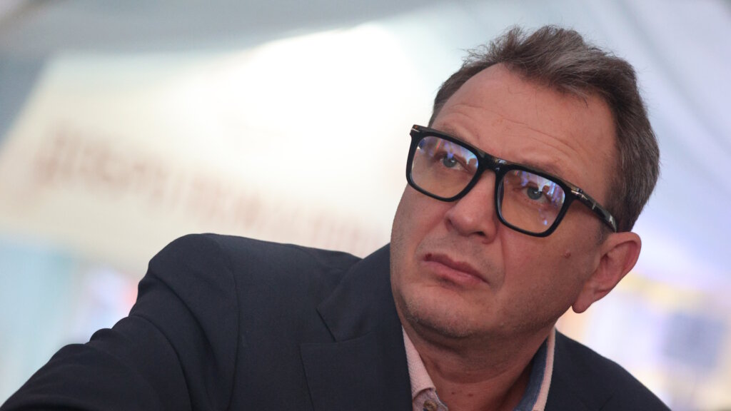 Избранницу Марата Башарова поздравляют с беременностью