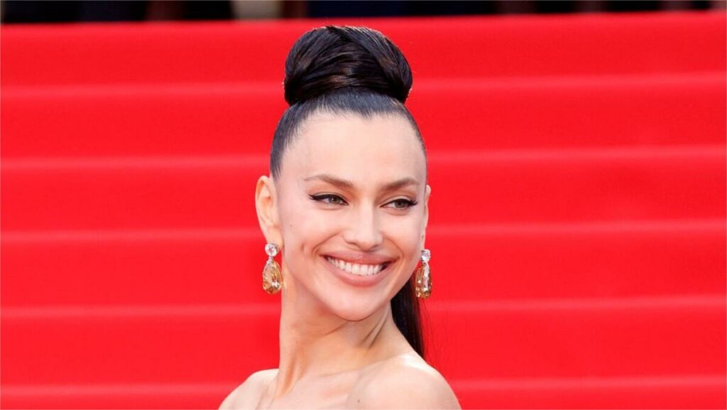 В перьях и с глубоким декольте: Ирина Шейк произвела фурор в Каннах своим смелым образом