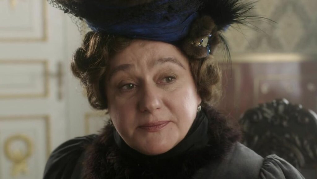 К дому Анастасии Мельниковой люди массово несут цветы