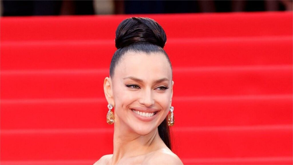 Модель Ирина Шейк продемонстрировала фантастическую фигуру в крошечном бикини на качелях