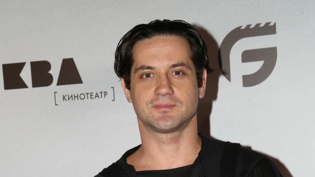 Марк Богатырев вышел в свет с молодой спутницей после развода с Арнтгольц