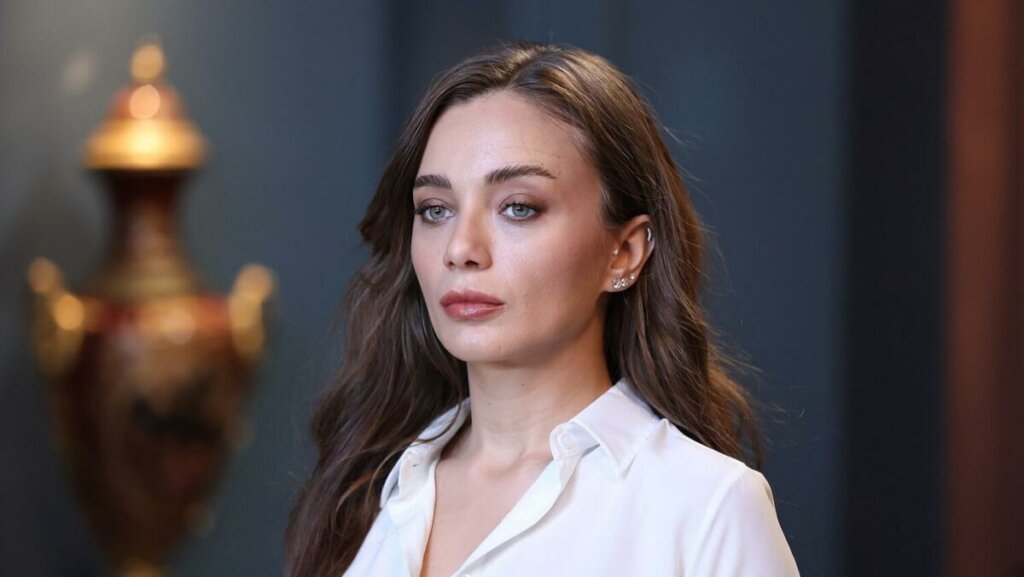 Звезда турецкого сериала «Чукур» Дамла Сонмез выходит замуж