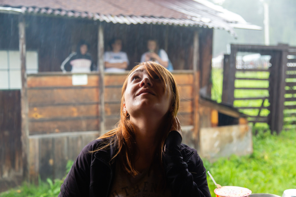 девушка под дождем