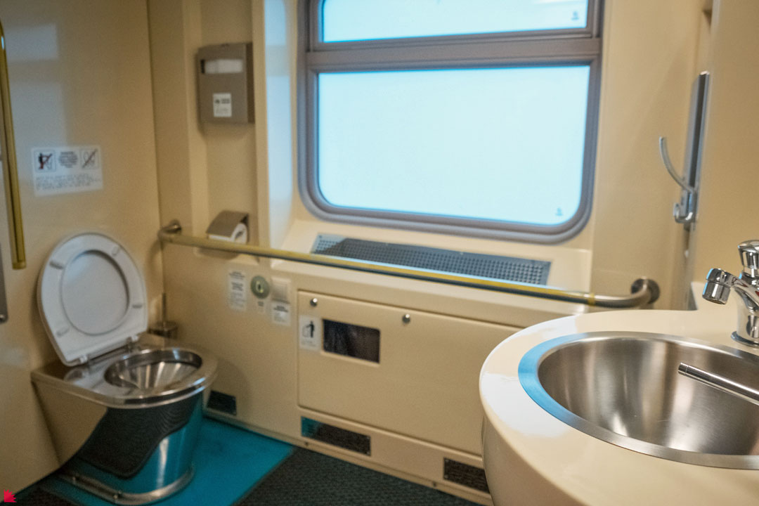 санузел в вагоне поезда